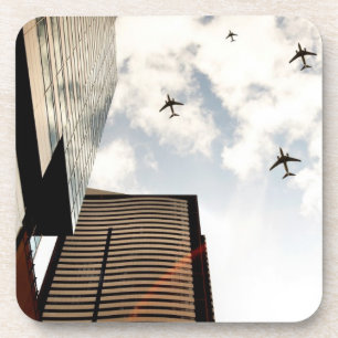 Posavasos Aeroplanos que vuelan sobre edificios