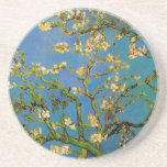 Posavasos Almendro en flor de Vincent van Gogh<br><div class="desc">Almendro en flor (1890) de Van Gogh es una pintura vintage de arte floral de estilo postimpresionista. Una rama de un almendro en flor en un jardín de primavera con el cielo azul en el fondo. Hermosas flores blancas en flor. Sobre el artista: Vincent Willem van Gogh (1853-1890) fue un...</div>