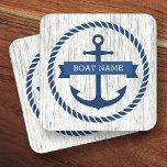 Posavasos Anclaje borde de la cuerda nombre del barco fondo<br><div class="desc">Astillas con un ancla náutica azul oscuro,  rodeadas por un borde de cuerda sobre un fondo gris claro de madera de deriva. A lo largo del ancla hay una cinta azul con un campo de plantilla para el nombre del barco u otro texto personalizado.</div>