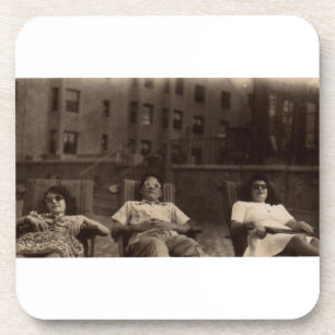Posavasos Años 1940 tres personas descansando en el tejado