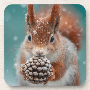 Posavasos Ardilla roja adorable en la nieve con pinecona