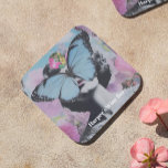 Posavasos Arte pop retro mariposa rosa y azul<br><div class="desc">Este diseño combina la estética de la coqueta con una vibración de color retro y de ensueño. Una mariposa azul llamativa descansa sobre la cara de una mujer, añadiendo misterio y capricho, mientras que los tonos pastel de mariposas rosa y lavanda revolotean alrededor, realzando el ambiente etéreo. Flores vibrantes florecen...</div>
