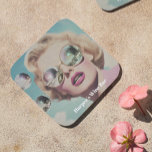 Posavasos Arte pop retro mujer rosa y azul<br><div class="desc">Este diseño llamativo presenta a una mujer glamurosa con gafas de sol reflexivas de gran tamaño, que evocan el encanto del arte pop retro. Con sus labios rosados y sus olas vintage, la estética de la coqueta brilla a través, mientras que las lentes espejadas reflejan una escena cósmica y de...</div>