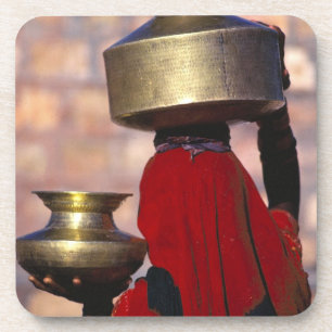 Posavasos Asia, India, Rajastán. Una mujer local en rojo