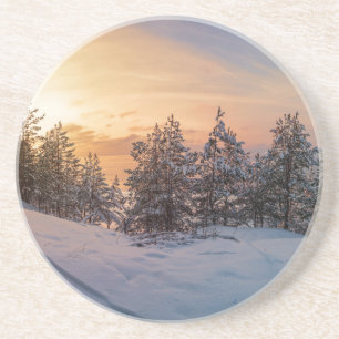 Posavasos Atardecer sobre bosque de nieve congelado cerca de