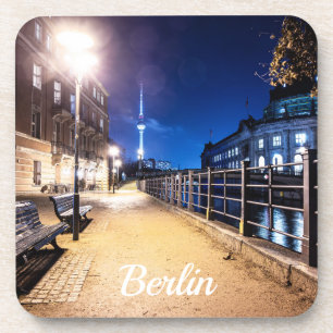 Posavasos Bancos cerca del río Spree en Berlín, Alemania