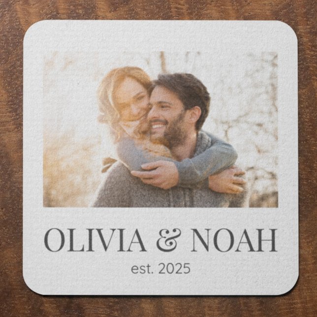 Posavasos Bandeja para barra de galería horizontal (Coaster with sleek photo strip, serif name center, and est. date accent on a white base.)
