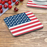Posavasos Bandera estadounidense: blanco rojo y azul patriót<br><div class="desc">La montaña rusa de bebidas patrióticas presenta un diseño de bandera estadounidense con estrellas y rayas en tonos rojos,  blancos y azul marino.</div>