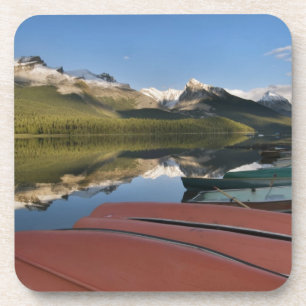 Posavasos Barcas aparcadas en la orilla del lago Maligne,
