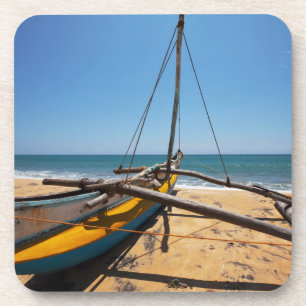 Posavasos Barco de pesca amarrado en la playa