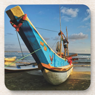 Posavasos Barco de pesca colorido por el océano