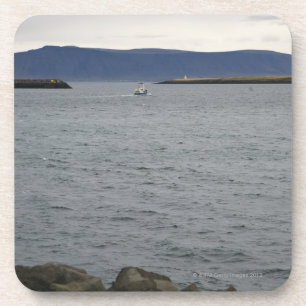 Posavasos Barco de pesca que sale del puerto, Reykjavik,