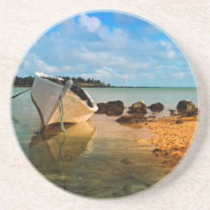 Posavasos Barco pesquero en la playa mauriciana con islote