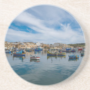 Posavasos Barcos de pesca tradicionales y coloridos en el pu