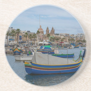 Posavasos Barcos de pesca tradicionales y coloridos en Malta
