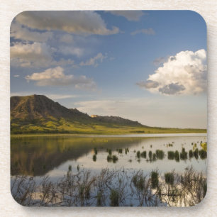 Posavasos Bear Butte se refleja en el lago Bear Butte cerca