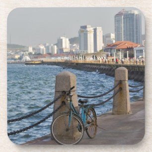 Posavasos Bicicleta en el paseo marítimo con la silueta de l