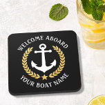 Posavasos Bienvenida a bordo Nombre del barco Anchor Regal G<br><div class="desc">Un conjunto elegante de tartas de bebidas de corcho con temática náutica con bienvenida a bordo y tu nombre de barco personalizado, nombre de familia u otro texto deseado. Cuenta con un anclaje de barco diseñado por un personalizado con hojas de laurel de estilo dorado y una estrella sobre negro...</div>