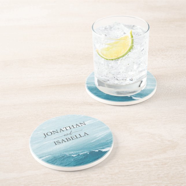 Posavasos Boda de verano por el océano oscuro ondulado azul (Lado)