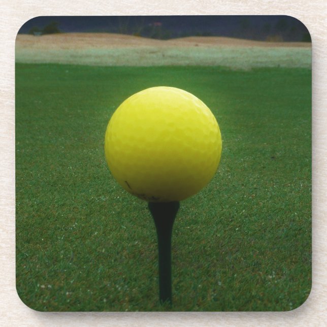 Posavasos Bola de golf amarilla en un campo de golf de monta (Frente)