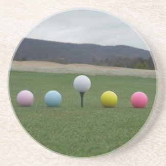 Posavasos bolas de golf de colores vivos en una montaña