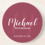 Posavasos Borgoña Rojo Moderno Script Personalizado Groomsme<br><div class="desc">Añada un toque personal a su boda con una montaña rusa personalizada. Esta montaña rusa presenta el nombre personalizado de los groomsmen con estilo de letra de escritura blanco moderno y monograma con estilo de letra de escritura rojo claro moderno como fondo con título y fecha boda en blanco moderno...</div>