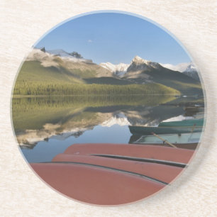 Posavasos Botes aparcados en la orilla del lago Maligne,