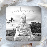 Posavasos Buda de Hawái: Fotografía en blanco y negro respir<br><div class="desc">"Respira". Cada vez que visito la Isla Grande, necesito ir a este Buda. Algo sobre el esplendor del océano, el rostro pacífico y la soledad de su ubicación me hace sentir tranquilo, sereno y feliz. Tómate un momento para relajarte cada vez que te relajas con tu bebida favorita y usa...</div>