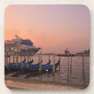 Posavasos Buques de crucero y góndolas cerca del Gran Canal,