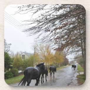 Posavasos Caballos que caminan abajo de la calle del roble