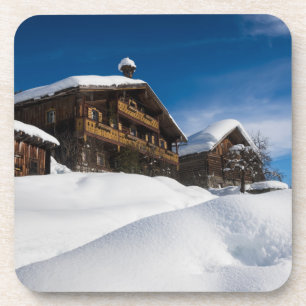 Posavasos Cabañas de madera tradicionales en la nieve
