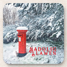 Caja postal roja tradicional y nieve en árboles