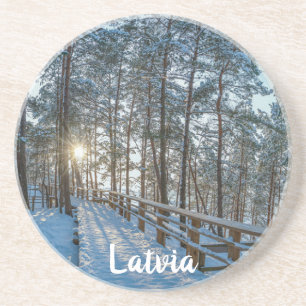 Posavasos Camino de madera a través de un bosque de invierno