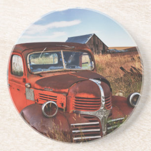 Posavasos Camión Dodge naranja oxidado con granja abandonada