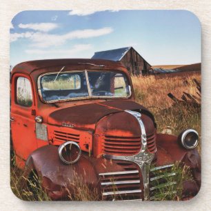 Posavasos Camión Dodge naranja oxidado con granja abandonada