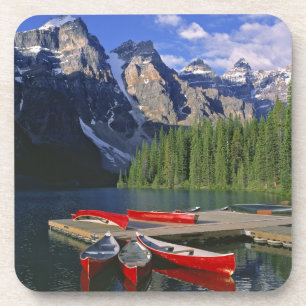 Posavasos Canadá, Alberta, Lago Moraine. Canoas rojas espera