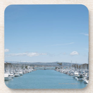 Posavasos canal en puerto en un día soleado con el cielo