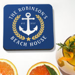 Posavasos Casa de la familia Anchor de la Marina de Oro<br><div class="desc">Un elegante conjunto de galletas de copas de corcho con temática náutica con su nombre familiar personalizado y casa de playa, casa de lago u otro texto deseado y fecha establecida. Cuenta con un ancla de barco diseñado por personalizados con hojas de laurel de estilo dorado y una estrella en...</div>