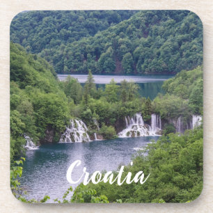Posavasos Cascada de cascada con bosque verde en Croacia
