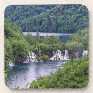Posavasos Cascada de cascada con bosque verde en Croacia