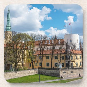 Posavasos Castillo Riga durante el día soleado en Riga, Leto