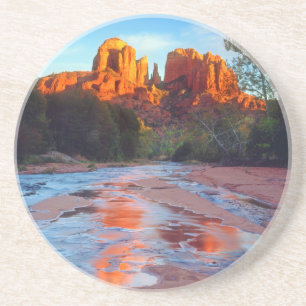 Posavasos Cathedral Rock reflejada en Oak Creek al atardecer