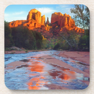 Posavasos Cathedral Rock reflejada en Oak Creek al atardecer