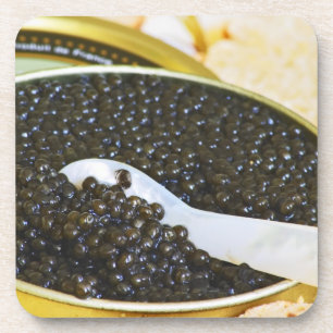Posavasos Caviar negro y una cuchara de nácar para