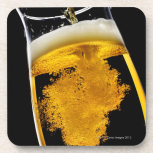 Posavasos Cerveza vertido en el vidrio, tiro del estudio