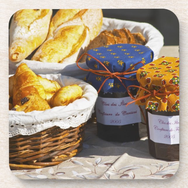 Posavasos Cesta con croissants y panes de chocolate. (Frente)