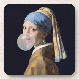 Posavasos Chica con arete de perlas soplando un chicle de bu