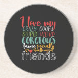 Posavasos Cita de amistad me encantan mis amigas locas<br><div class="desc">Amo a mis amigos locos, tontos, estúpidos, extraños, magníficos, cojos y socialmente desafiados. Diseño gracioso y humorístico para los mejores amigos que nunca se preguntan cuando se trata de hacer algo estúpido. Esta mercadería de tipografía es genial para el Día de la Amistad. Perfecto para simbolizar los goles de la...</div>