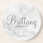 Posavasos Clásicas damas de honor personalizadas de mármol b<br><div class="desc">Modern Personalized Bridesmaids Monstruo con el nombre personalizado de la dama de honor en estilo moderno de caligrafía con título y fecha boda en moderno estilo sans serif tipo de letra con fondo de mármol blanco. También perfecto para la empleada de honor, la niña flor, la madre de la novia...</div>