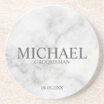 Posavasos Clásicos Groomsmen Personalizados de Mármol Blanco<br><div class="desc">Moderna montaña de estilo serif personalizada de Bridesmaids con nombre personalizado de groomsman con título y fecha boda en estilo serif clásico con fondo de mármol blanco. También perfecto para el Mejor Hombre,  Padre de la Novia y más.</div>